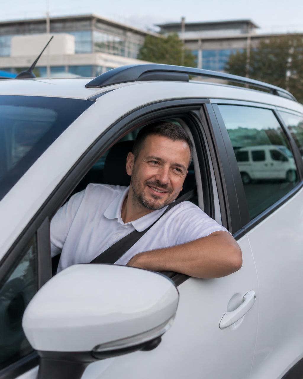 Conducteur de transport sanitaire souriant au volant de son véhicule